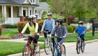 一緒に自転車に乗る家族