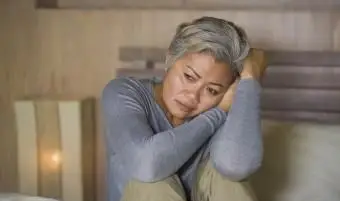 Madre single depressa seduta sul letto