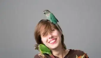 Mulher com dois periquitos