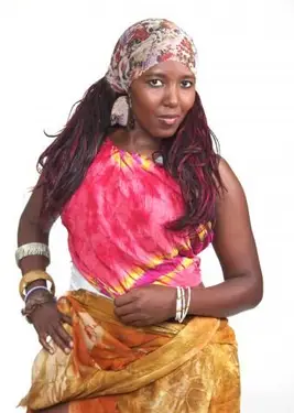 Afroamerykanin w kolorowej sukience