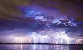 たくさんの稲妻