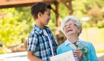 Grand-mère regardant petit-fils