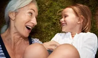 Grand-mère et petite-fille allongée dans l'herbe