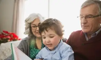 Livre de lecture de grands-parents et de petit-fils