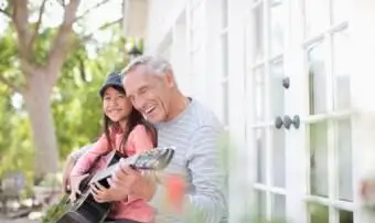 Grand-père et petite-fille jouant de la guitare