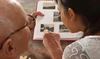 Grand-père et petite-fille à la photo ablum