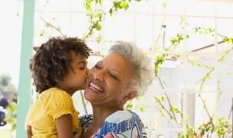 Grand-mère et petite-fille s'embrassant