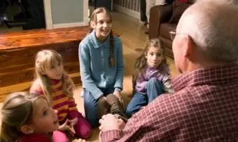 Grand-père racontant une histoire aux petits-enfants