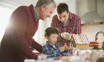 Trois générations décorant le pain d'épice