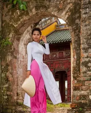 Mulher usando vestido ao dai em Hue, Vietnã