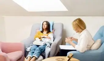 최면 요법을받는 여성