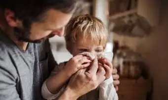 אבא ששומר על בנו הקטן