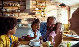 משפחה צעירה אוכלת ארוחת בוקר