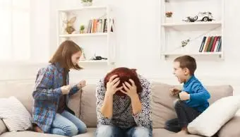 Deti sa hádajú o unavenú matku