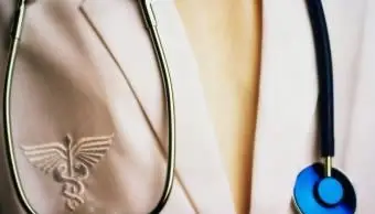 Médico usando estetoscópio