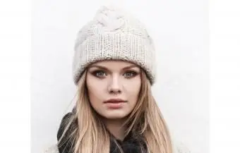 Fille au bonnet en tricot blanc