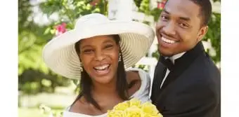Heureuse mariée portant un chapeau