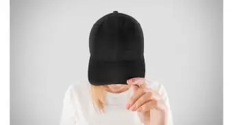 Femme portant une casquette de baseball