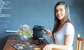 Žena čaká v kaviarni