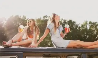 Dwie dziewczyny cieszące się herbatą bąbelkową?