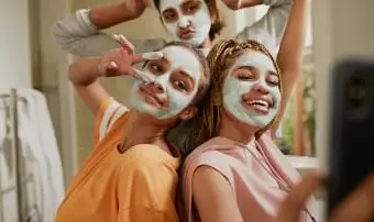 przyjaciele noszący kremowe maski