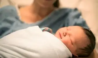 Nouveau-né endormi à l'hôpital avec sa mère