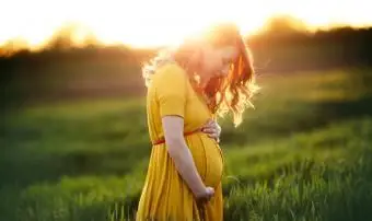 Pourquoi les femmes rêvent d'être enceintes : significations possibles