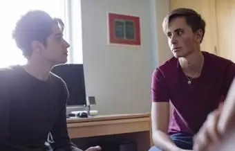 בני דודים מתבגרים מסתכלים אחד על השני