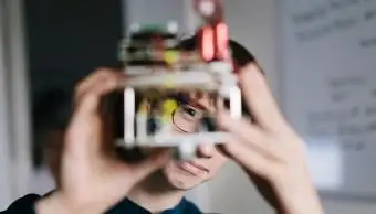 Adolescente admirando robot casero