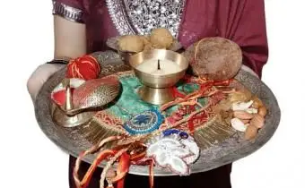 Prato rakhi decorado