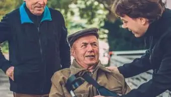 homem sênior com seu enfermeiro