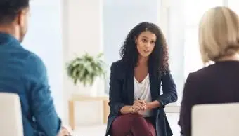 mulher atuando como mediadora