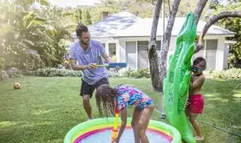Familie hat eine Wasserschlacht