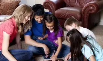 62 lustige Ideen und Aktivitäten für einen Familienabend