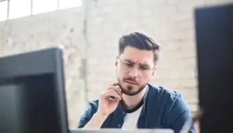 Człowiek skupiony na pracy