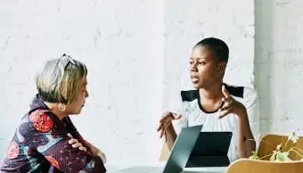 Kobieta w rozmowie z klientem