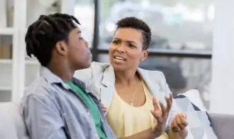 mamma e suo figlio adolescente litigano