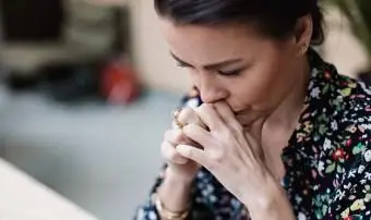 donna stanca e premurosa