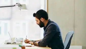 אדם מתמקד בעבודה