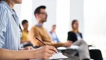 אישה שרושמת הערות בכיתה