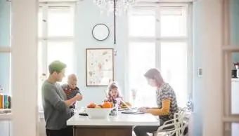 家族の朝のダイナミック