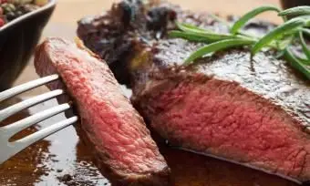 ¿Cuánto tiempo se tarda en cocinar un bistec en el horno?