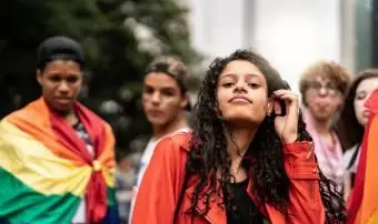 Mulher jovem vestida de laranja