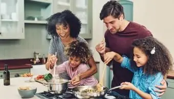 famille de quatre personnes cuisinant ensemble