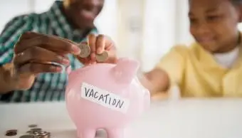 Père et fils économisant pour les vacances