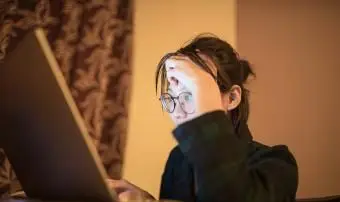 kobieta szuka na laptopie