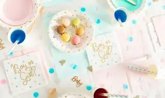 분홍색과 파란색 음료와 함께 성별 공개 파티