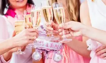 베이비 샤워에 와인 잔을 홀 짝하는 여자