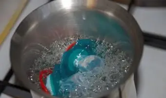 Aká horúca musí byť voda, aby zabila choroboplodné zárodky?