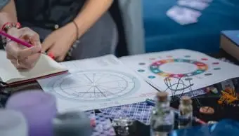 Astrologue faisant un thème astral
